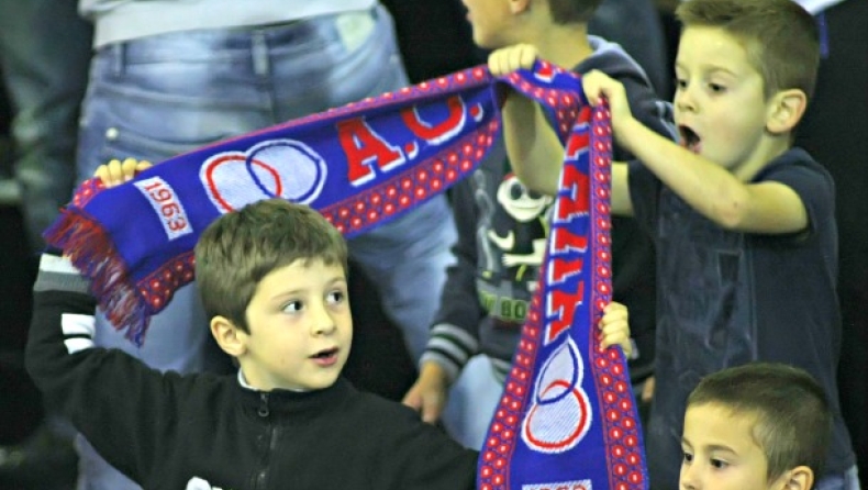 Μοιράζουν δώρα & χαρά τα Τρίκαλα