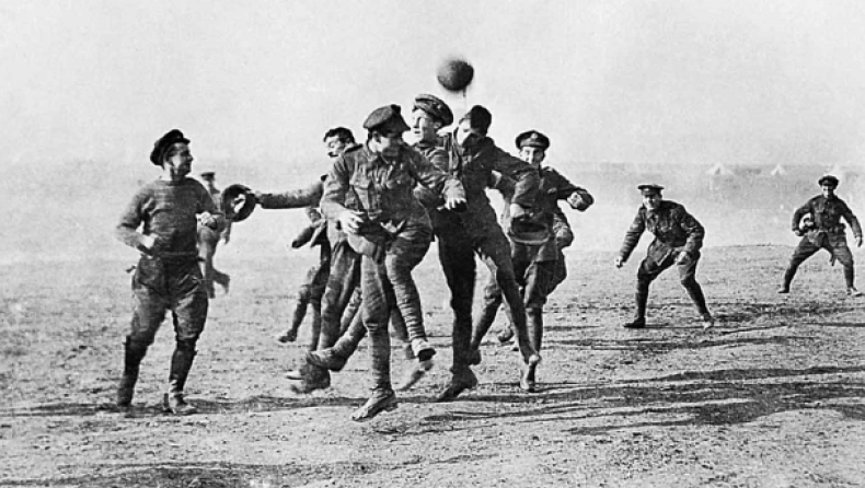 Η ιστορία της φωτογραφίας των στρατιωτών που παίζουν ποδόσφαιρο το 1915 