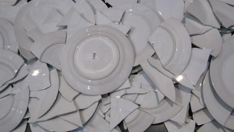 Κι όμως, σπάμε πιάτα στα μπουζούκια