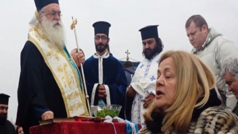 Μητροπολίτης σε πιστή: Λυπάμαι τον άντρα σου στο σπίτι (vid)‏