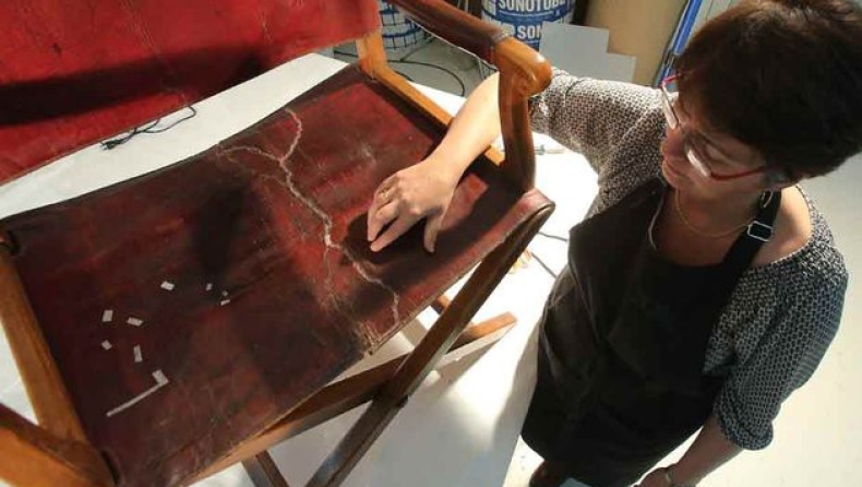 Εκατσε σε καρέκλα του Ναπολέοντα και την έσπασε!