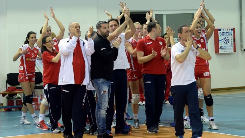 Νικολάκης: «Αφιερωμένο στις γυναίκες μου»