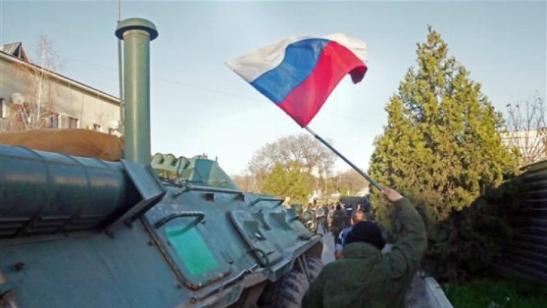Κριμαία: Σημαίες της Ρωσίας σε ουκρανικά στρατόπεδα