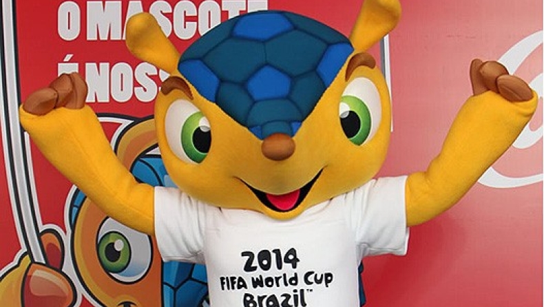 Στα... ντουζένια της η μασκότ! (vid)