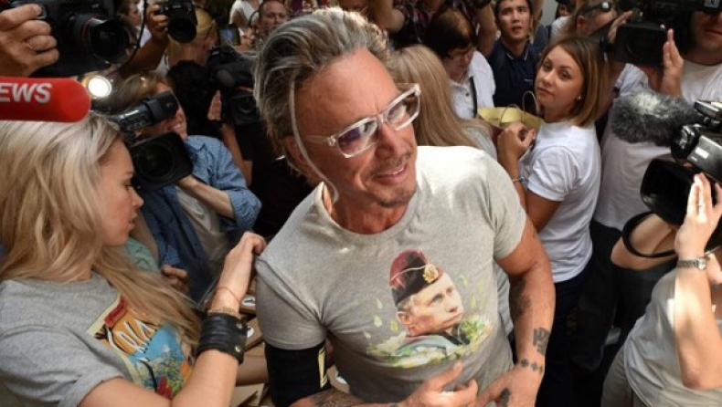 Ο Μίκι Ρουρκ «διαδηλώνει»… γυμνός υπέρ του Πούτιν (pics)