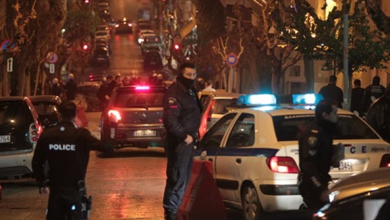 «Βροχή» μολότοφ και δύο συλλήψεις, τη νύχτα στα Εξάρχεια