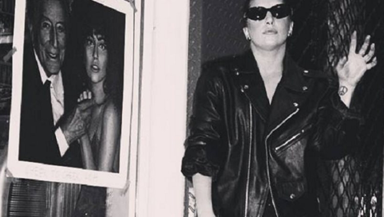 Τι έκανε η Lady Gaga στα Εξάρχεια; (pics)