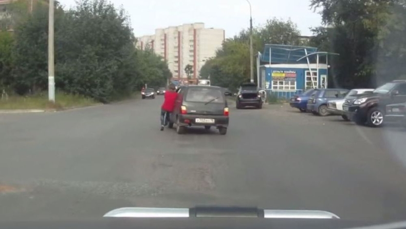 Της έφυγε το αυτοκίνητο… χωρίς οδηγό (vid)