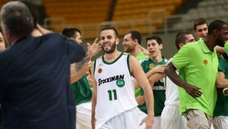 Πέντε φανέλες στο παρκέ