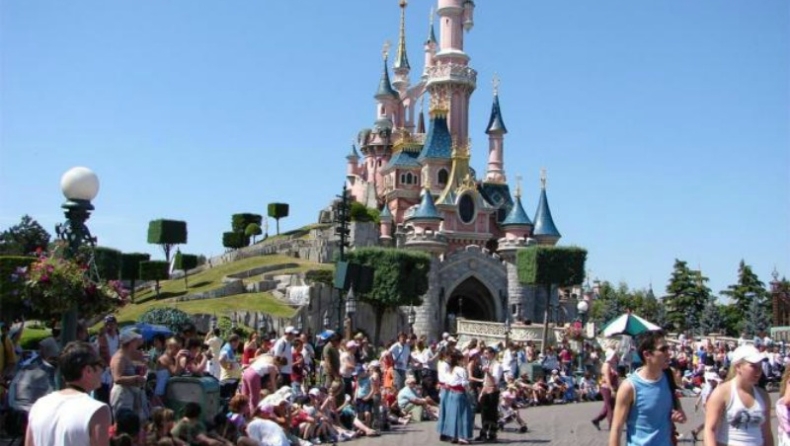 Βουλιάζει στα χρέη η Eurodisney