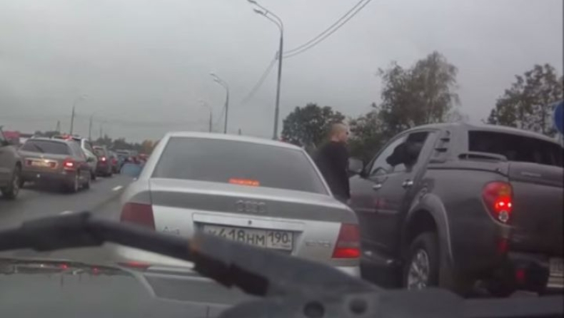 Του έσπασε τον... τσαμπουκά (video)