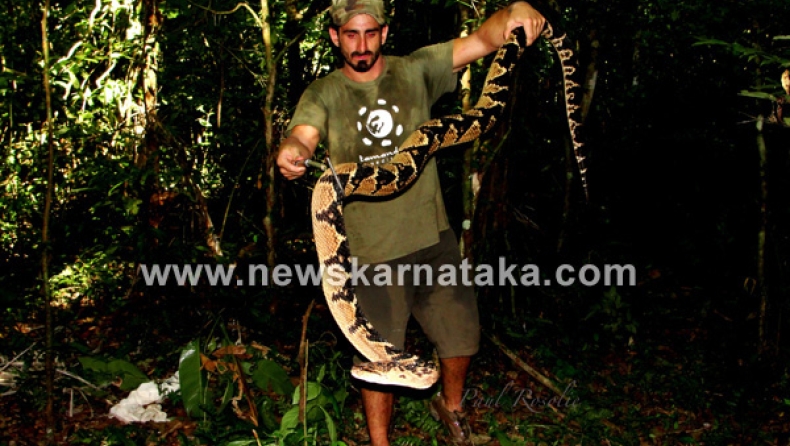 Ανακόντα καταπίνει άνθρωπο