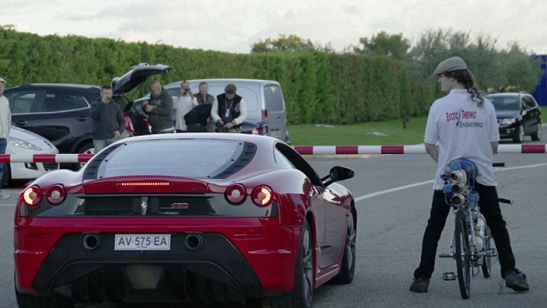 Αεριωθούμενο ποδήλατο vs Ferrari (video)