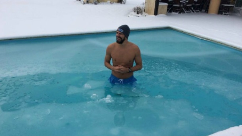 Ο Λάζαρος κολυμπάει στον πάγο (pics & vid)