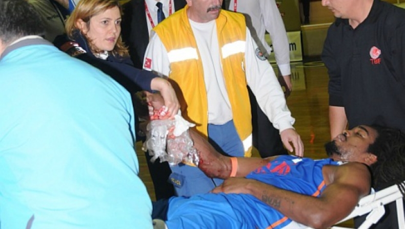 Kόπηκε & αποχώρησε με φορείο