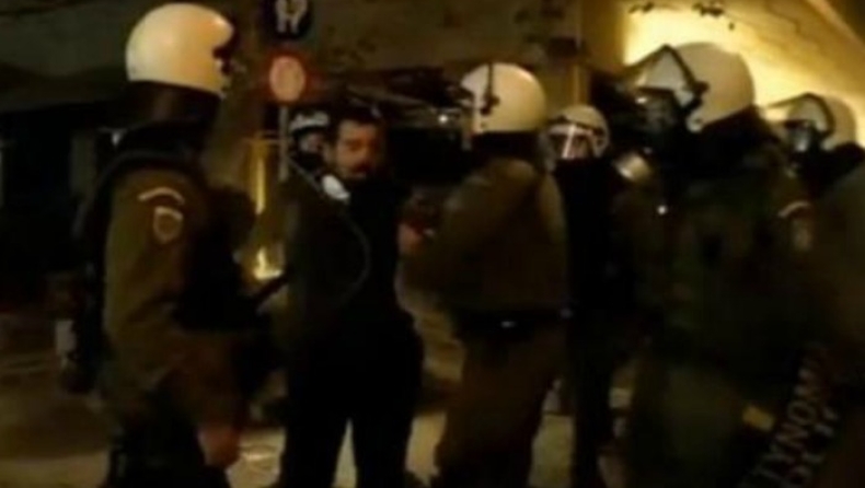 Reuters: Ανδρας των ΜΑΤ γρονθοκοπεί και κλωτσάει διαδηλωτή (vid)