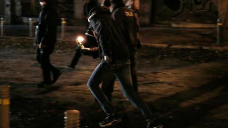 Μολότοφ σε λεωφορείο και βόμβα σε τράπεζα για τον Ρωμανό