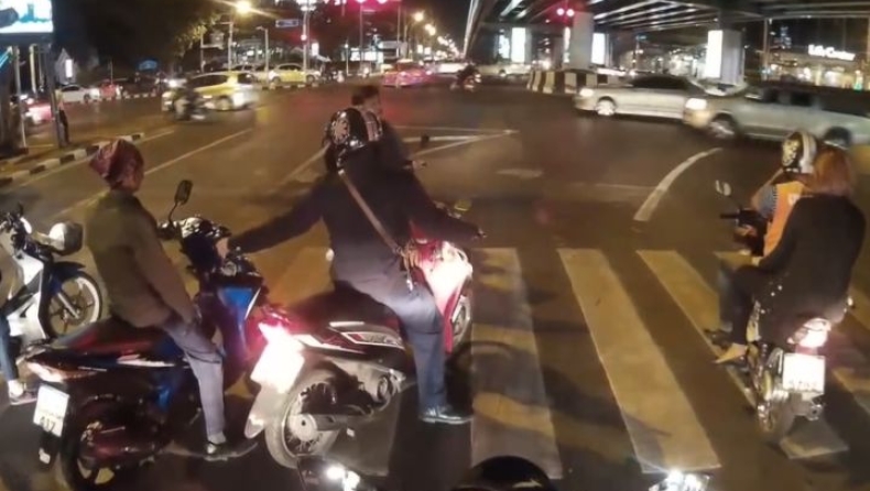 Τον έριξε κάτω... από πλάκα (video)