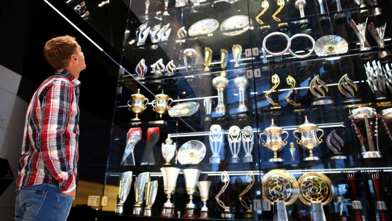 Eκλεψαν όλα τα κύπελλα της Red Bull!