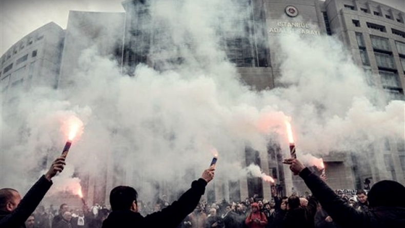 Οι ultras που εξέθεσαν το καθεστώς