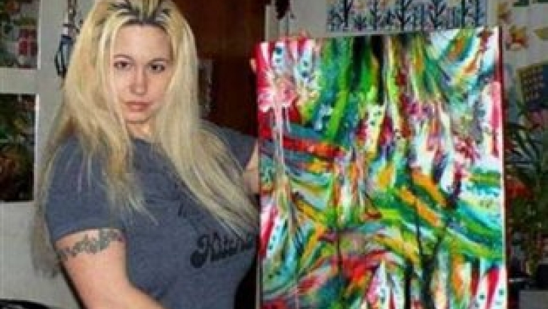 Έκανε τα στήθη της πινέλα (pics)