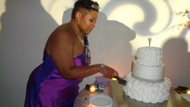 Έκλεισε τα 40 και παντρεύτηκε τον εαυτό της! (pics)