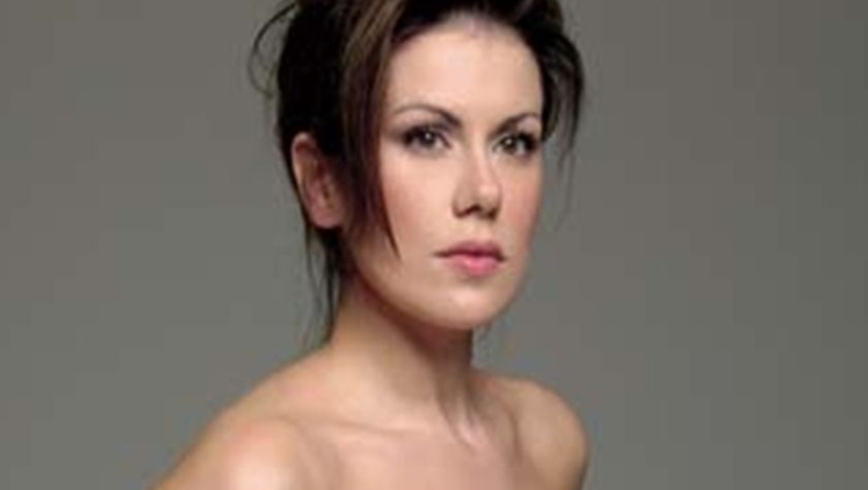 Η Ευγενία Μανωλίδου στο... πόδι του Άδωνι (pic)