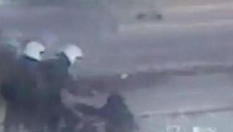 Βίαιη επέμβαση ΜΑΤ για την αποτροπή αυτοκτονίας (vid)