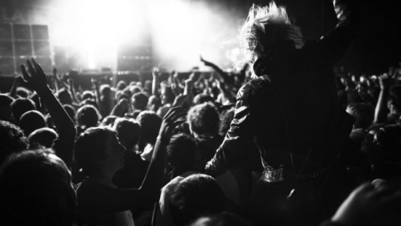 Live στοματικό σεξ κατά τη διάρκεια... συναυλίας! (pics)