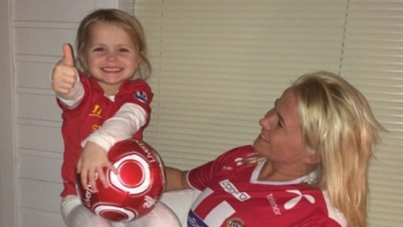 Έβγαλε την κόρη της... YNWA!