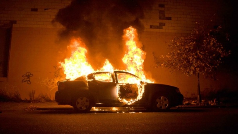 Κρητικιά έκαψε το αμάξι του συντρόφου της επειδή της είπε «τέλος»!