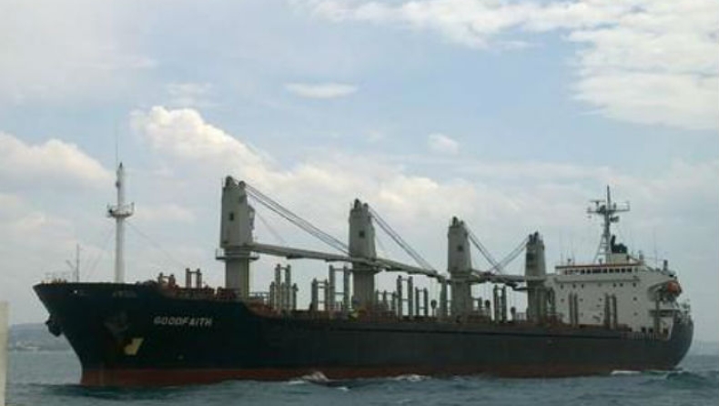 Αγωνία στο Αιγαίο: Φορτηγό πλοίο προσάραξε στην Ανδρο (pics)