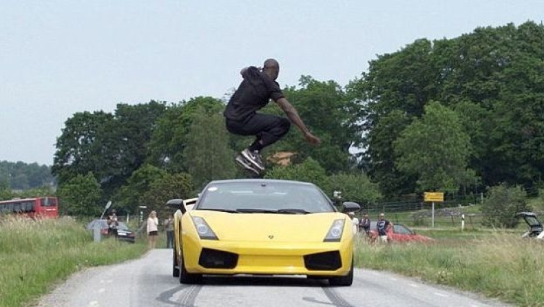 «Πετάει» πάνω από Lamborghini [video]