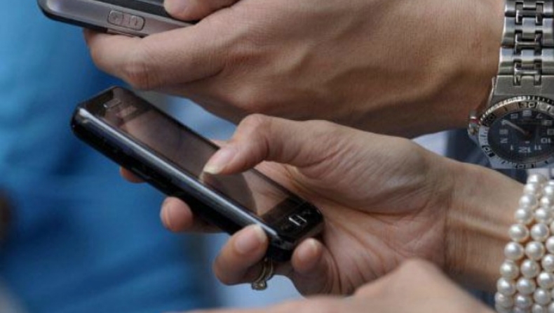 Πώς τα SMS και το Facebook σαμποτάρουν τις σχέσεις