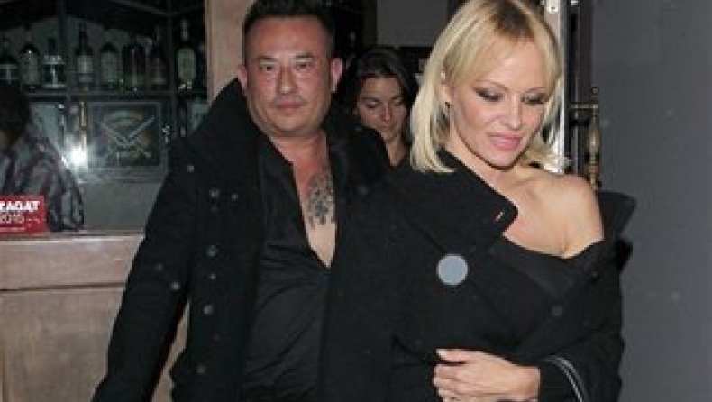Με σοφιστικέ λουκ η Pamela Anderson (pics)