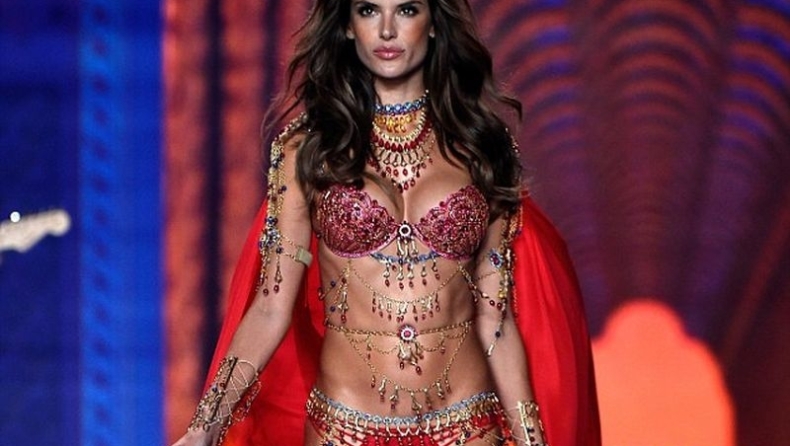 Alessandra Ambrosio: Topless στην παραλία! (pic)