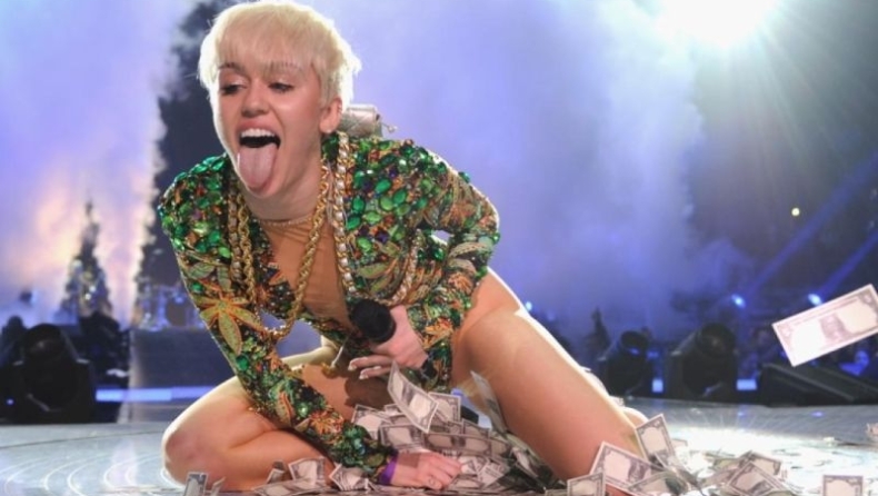 Miley Cyrus: Δεν σταματάει να γδύνεται! Ξανά topless (pics)