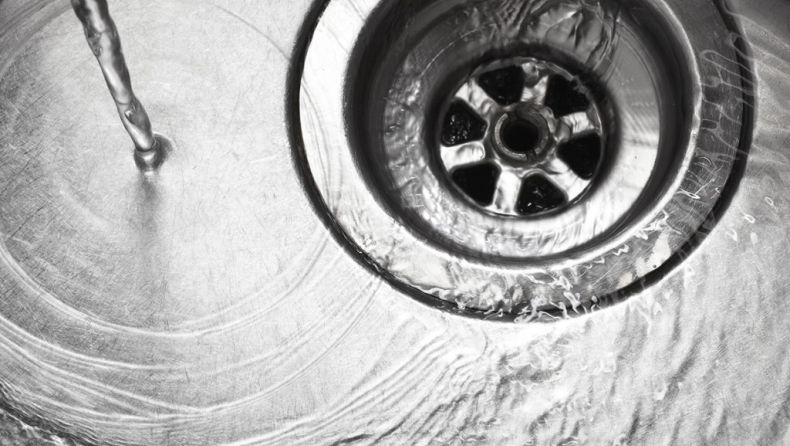 Βουλωμένος νεροχύτης; Άσε τον υδραυλικό, μπορείς και μόνος σου! (vid)