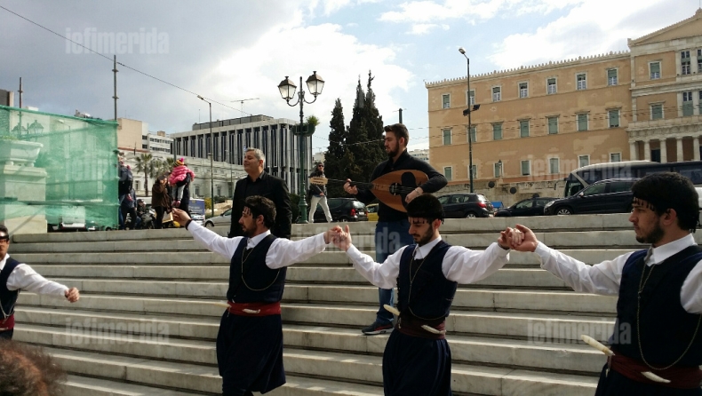 «Ξεκίνησε» το γλέντι για την 25η Μαρτίου στο Σύνταγμα (vid+pics)