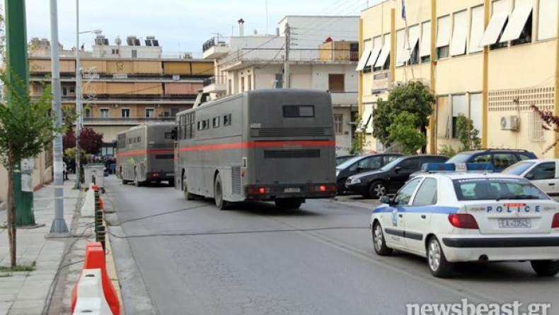 Μόνο 18 κατηγορούμενοι από την Χρυσή Αυγή προσήλθαν στο εδώλιο