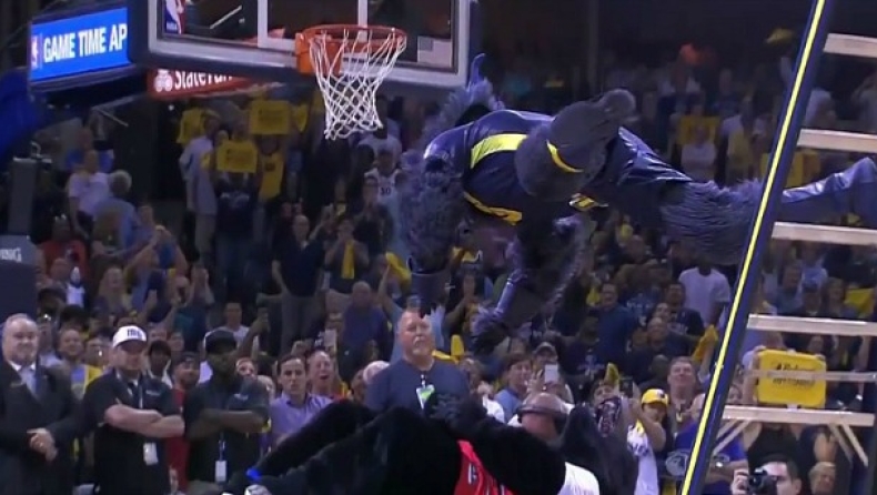 Fatality στην αντίπαλη (ψεύτικη) μασκότ! (vid)