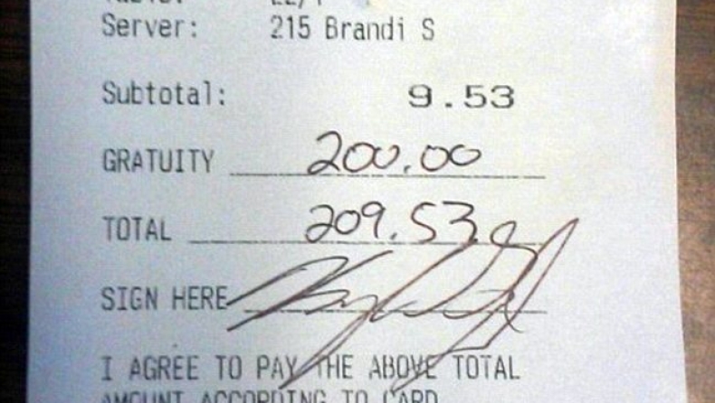 Για γεύμα δέκα δολαρίων άφησε πουρμπουάρ... διακόσια! (pics)
