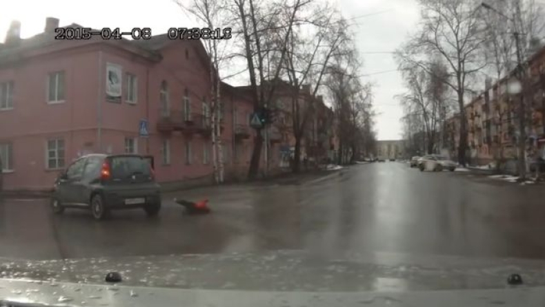 Της έπεσε το παιδί από το αυτοκίνητο (vid)