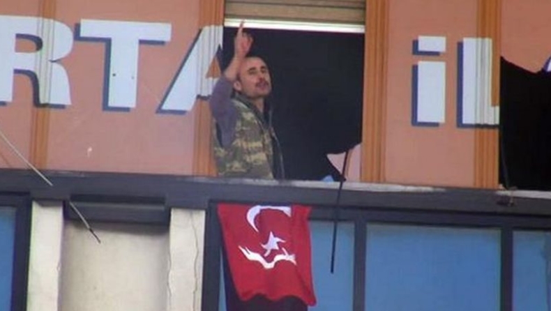 Ένοπλοι εισέβαλαν σε γραφείο του κυβερνώντος κόμματος στην Κωνσταντινούπολη (pics)