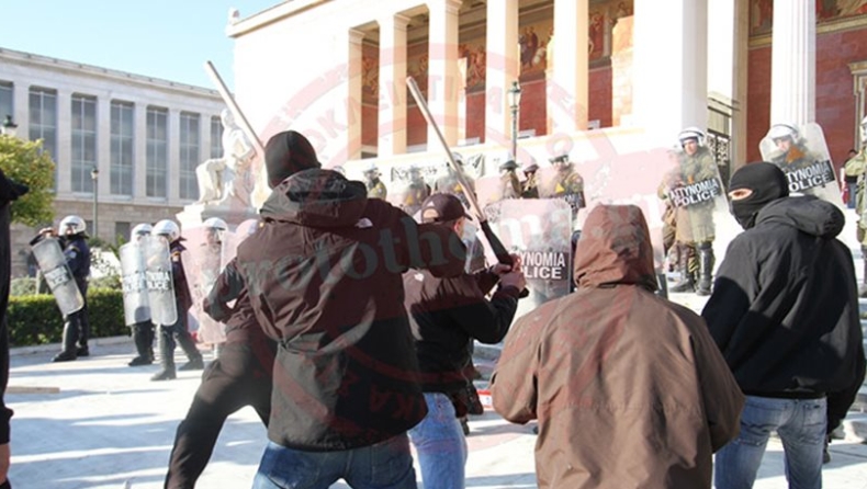 Προπύλαια: Βίντεο-ντοκουμέντο από τις επιθέσεις αντιεξουσιαστών κατά αστυνομικών (vid)