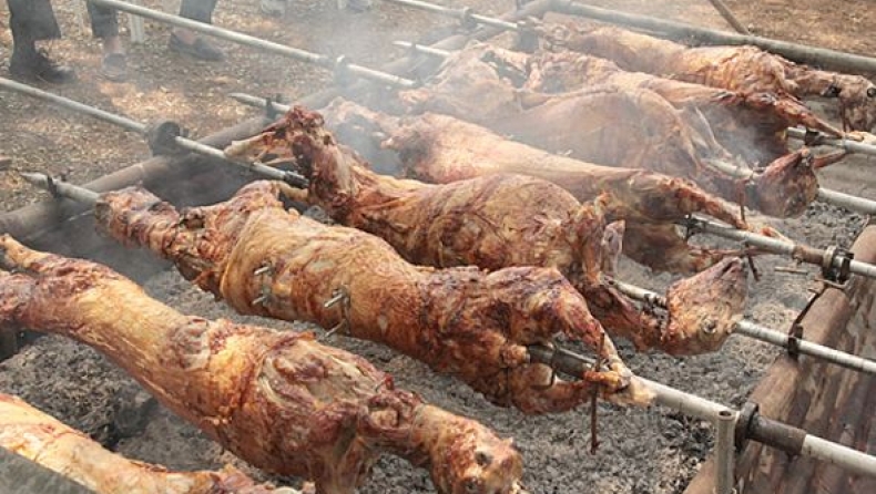 Στη σούβλα 1.500 κατσίκια για τους άπορους