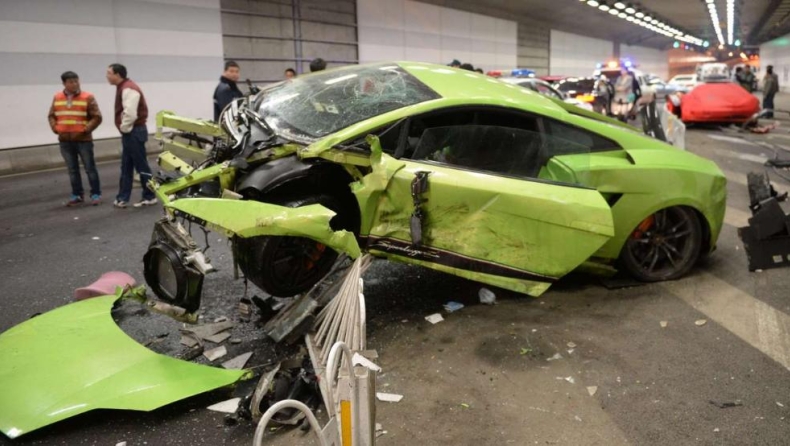 Δύο supercars θύματα κόντρας