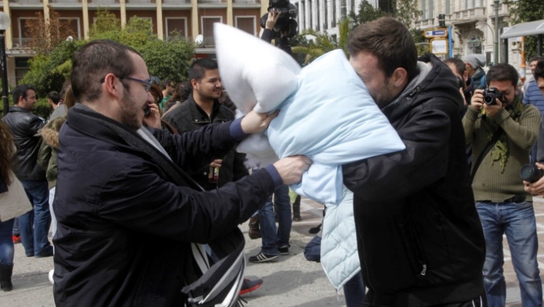 Παγκόσμια μέρα μαξιλαροπόλεμου με μήνυμα κατά της βίας (pics)