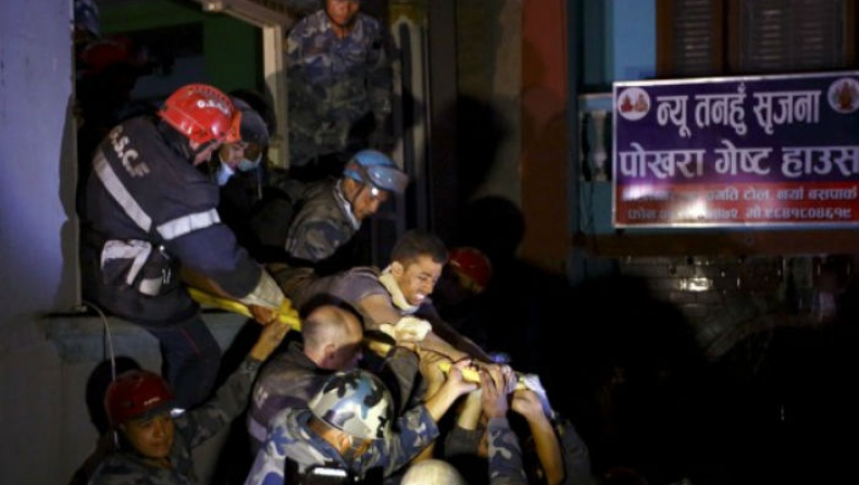 Νεπάλ: Έμεινε 80 ώρες ζωντανός κάτω από ερείπια! (pics&vid)