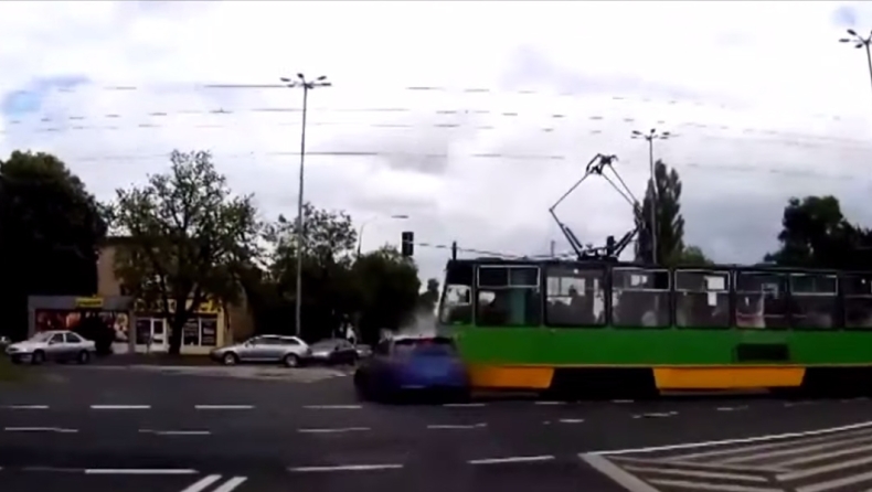 Audi RS6 Avant vs Τραμ (video)